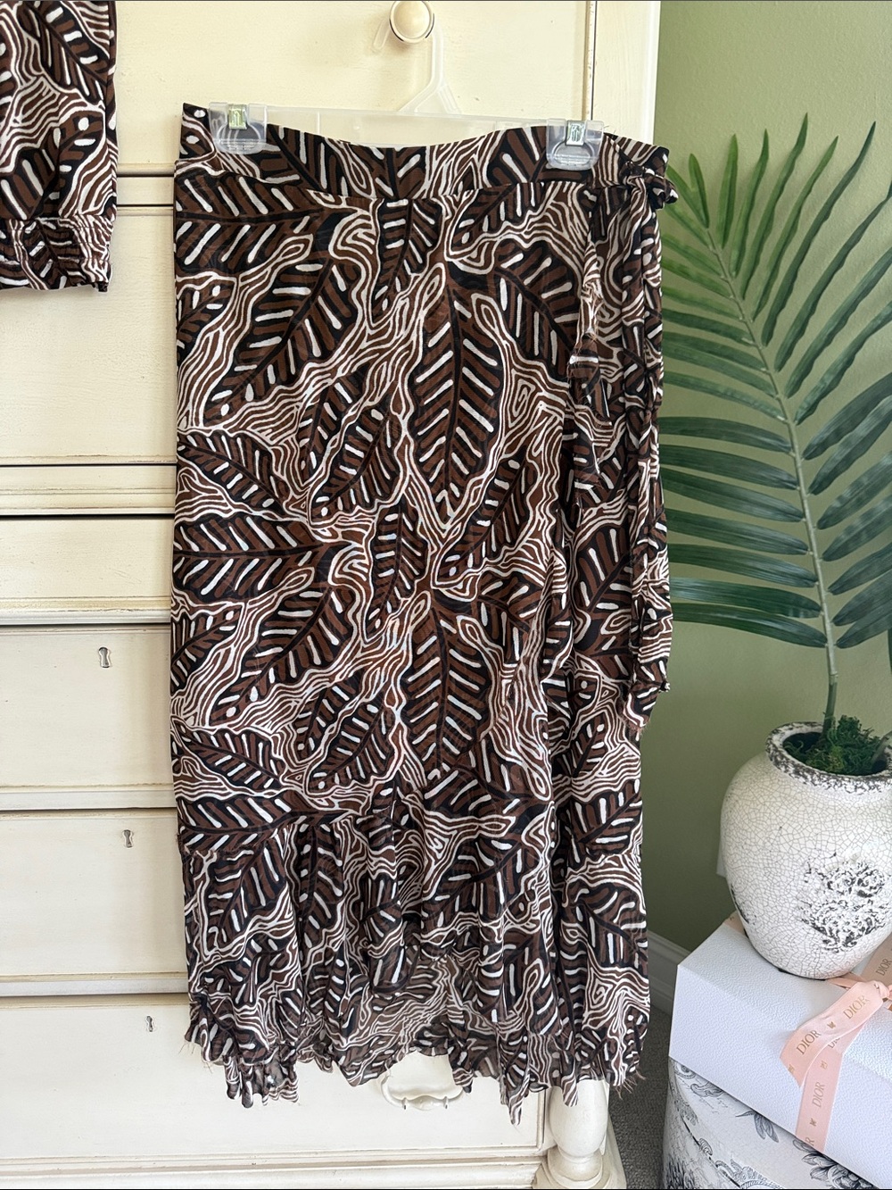 Jane and Delancey Brown and Cream top and skirt Leaf-Print size small - Picture 3 of 15